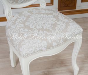 Sedia in stile classico Luigi Filippo colore bianco imbottita e rivestita con tessuto damascato